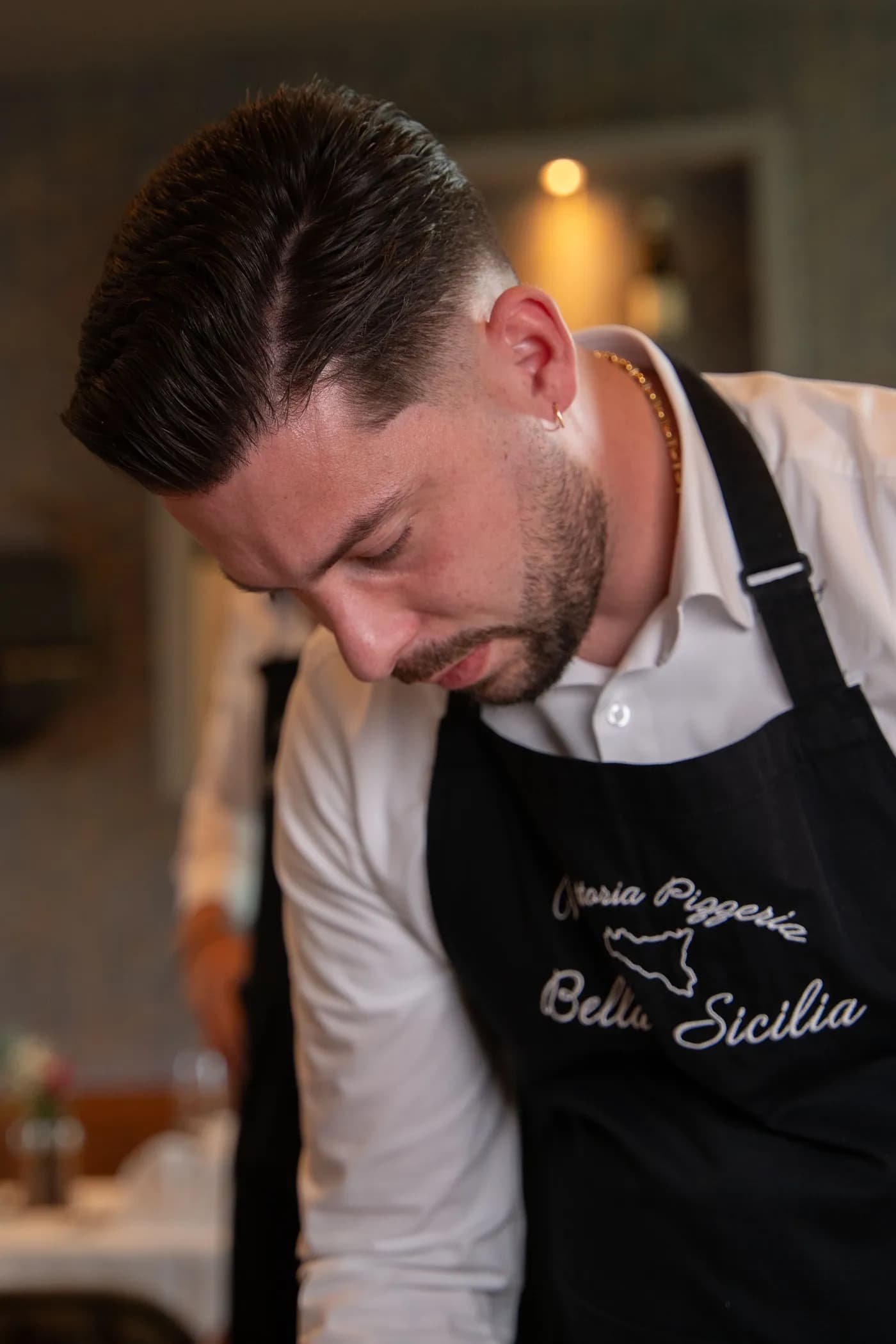 Der Gastgeber im Bella-Sicilia-Schurz bei der Arbeit im Gastraum