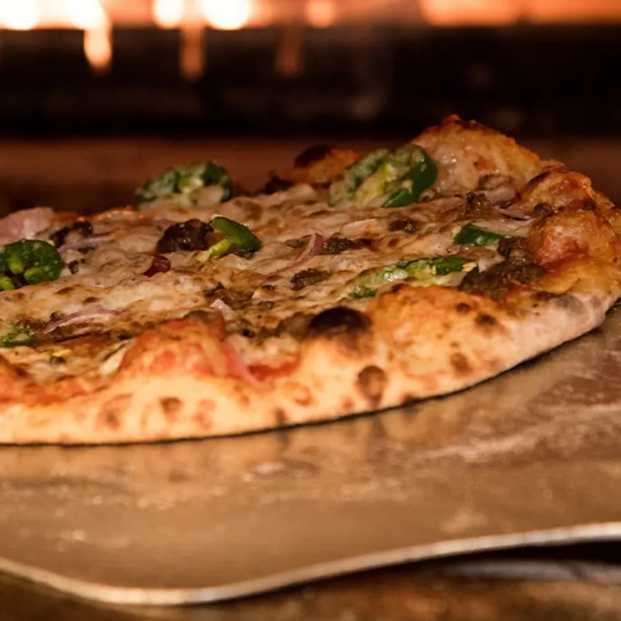 Pizza mit knusprigem Rand, frisch aus dem Ofen