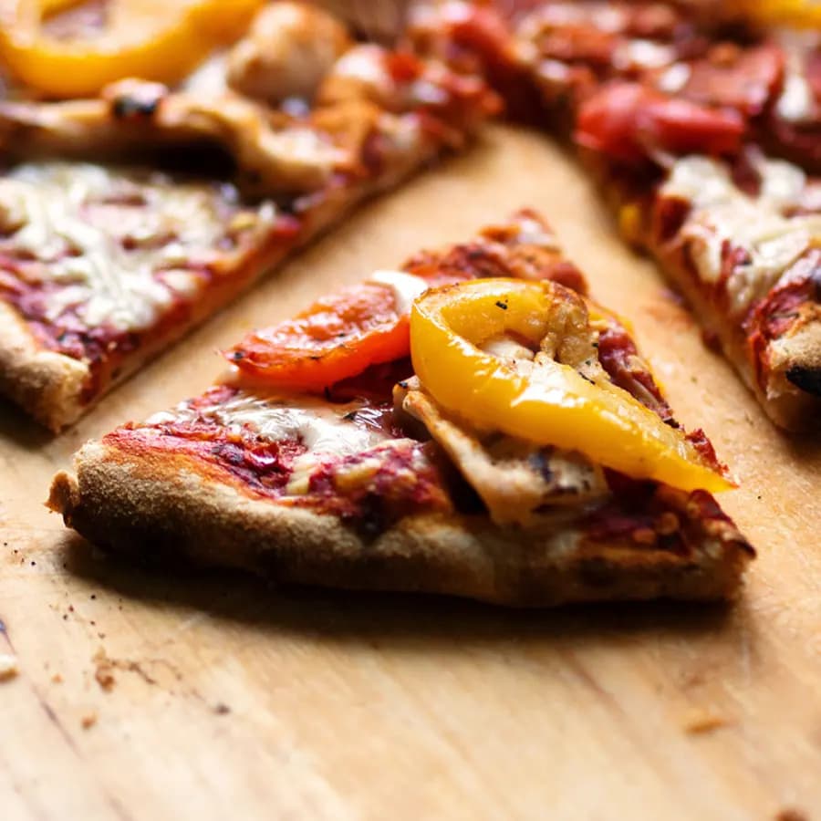 Pizza mit Peperoni und frischen Tomaten