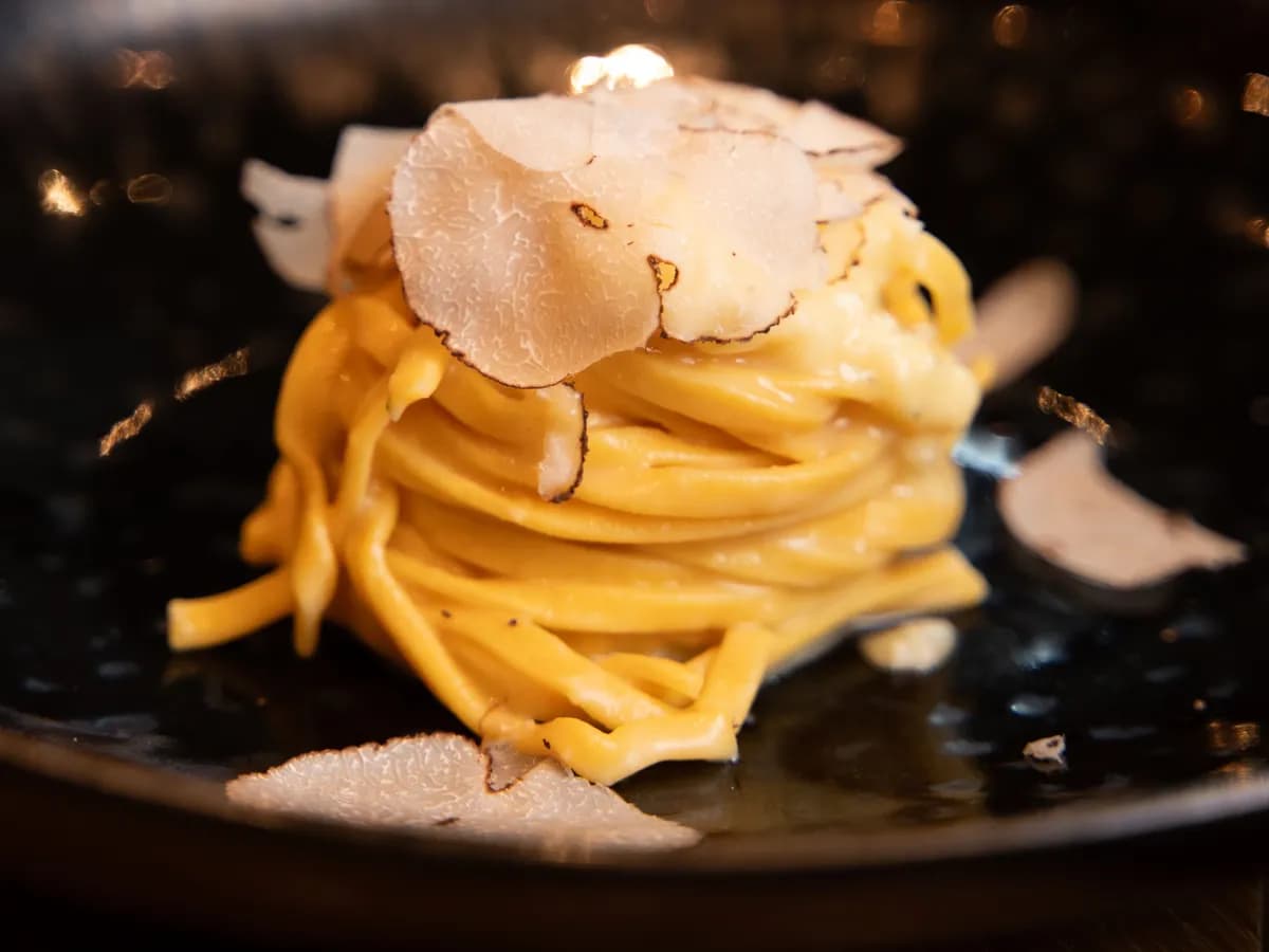 Gerollte Tagliatelle mit gehobeltem Trüffel