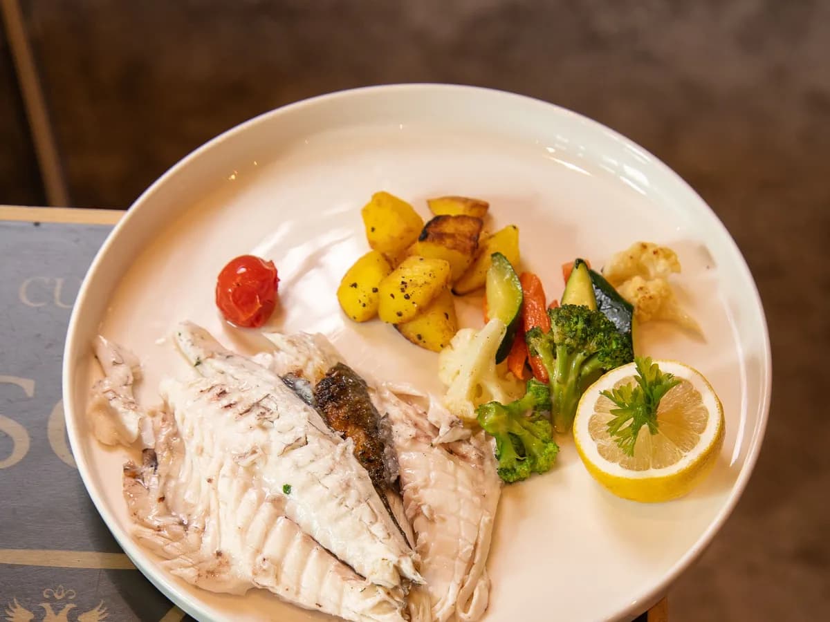 Fischfilet mit Kartoffeln, Gemüse und Zitrone
